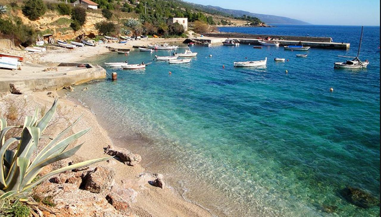 beach Zavala (S of island)