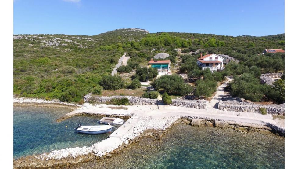 House Otusi - C8 - island Pasman